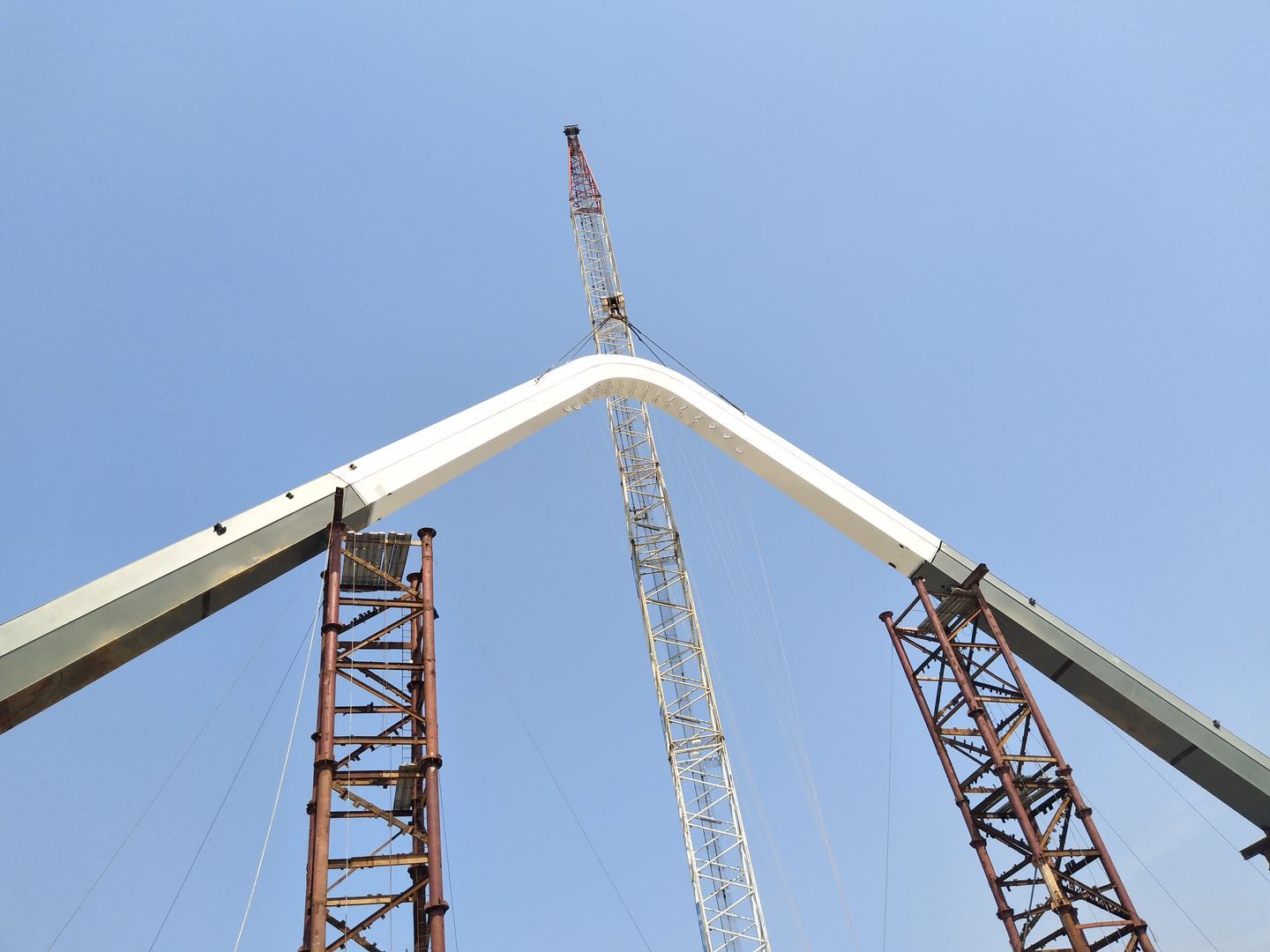 紫荊路跨龍王港河橋順利完成主拱合龍！